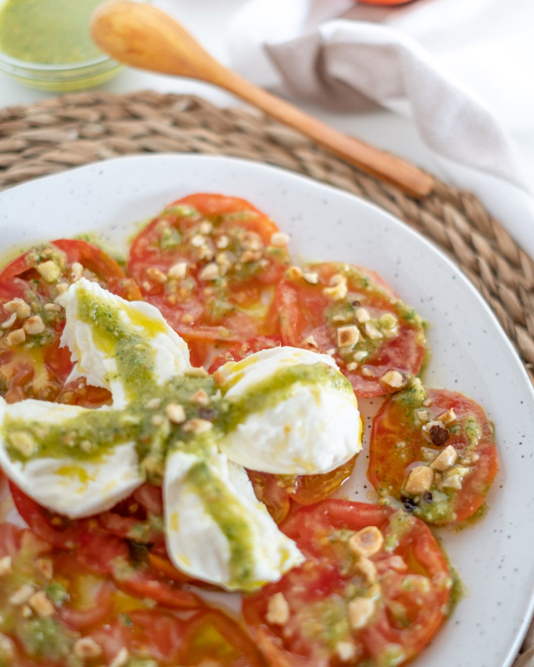 ENSALADA DE TOMATE Y MOZZARELLA CON VINAGRETA DE AVELLANAS