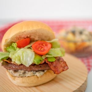 HAMBURGUESA CON PATATAS Y SALSA DE CHAMPIÑONES