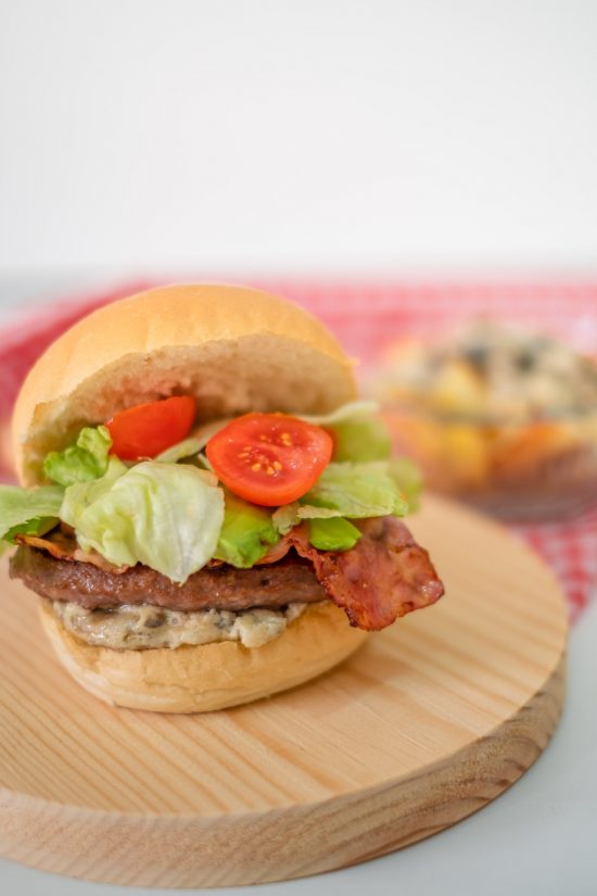 HAMBURGUESA CON PATATAS Y SALSA DE CHAMPIÑONES